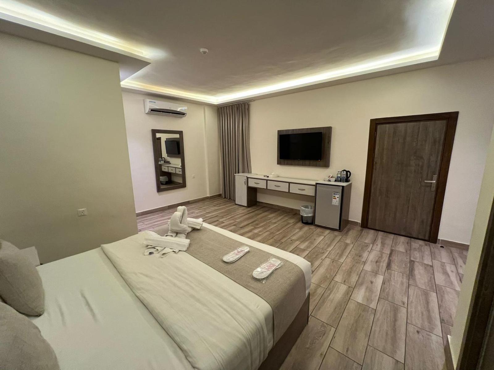 Sky Hotel Aqaba Esterno foto